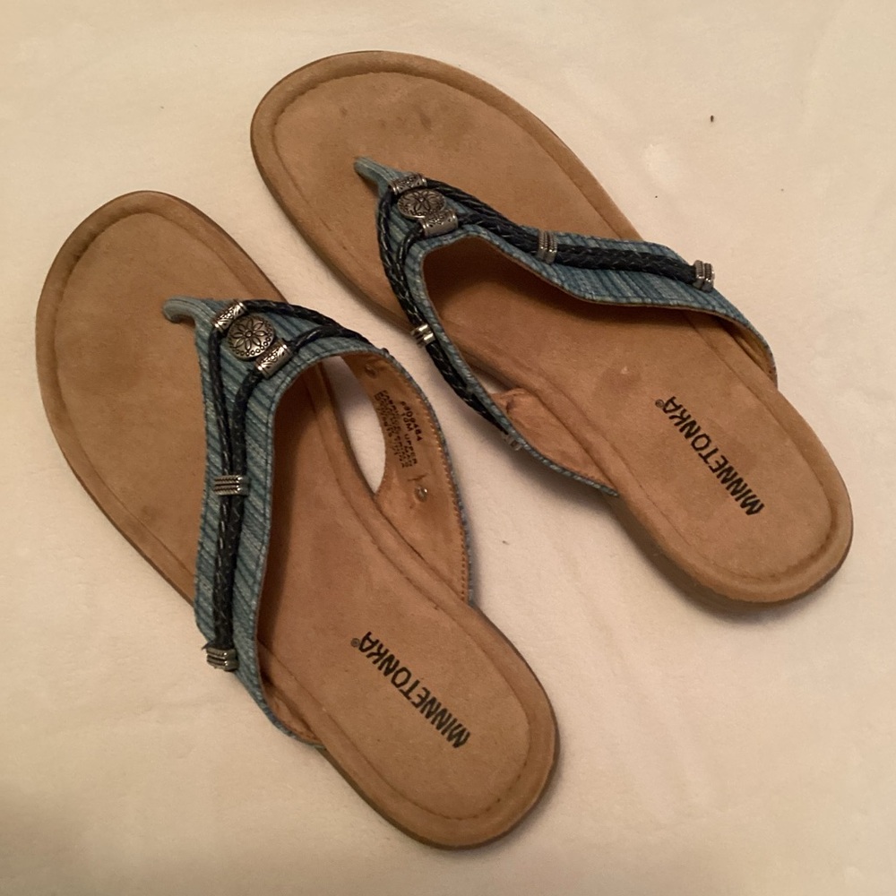 Minnetonka Women's Silverthorne Sandals Blue w Silver Beads Flip Flops Size 10